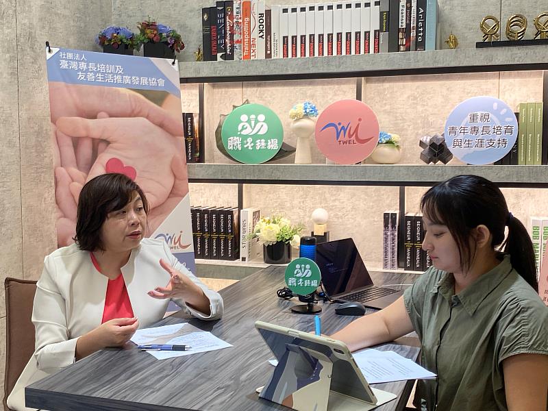 公廣系畢製團員訪問亞家管顧HowJobs共享平台創辦人陳毓慧