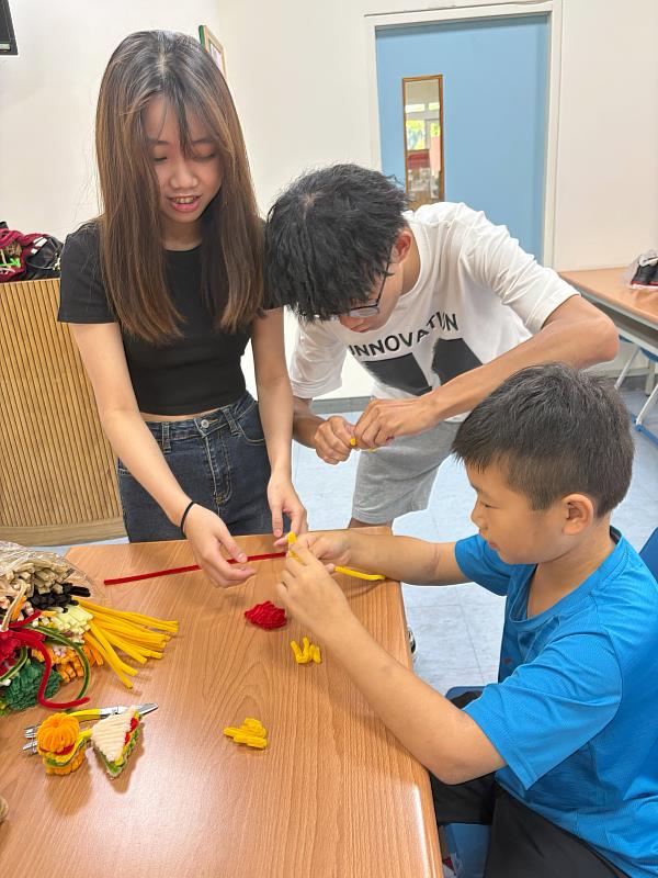 團隊成員協助小朋友製作成品