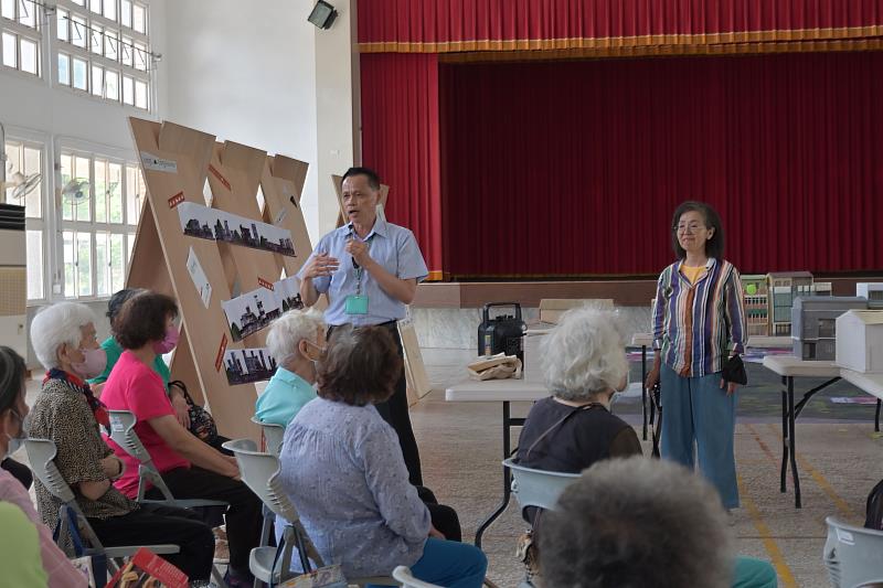 龍崎陳新澈區長透過模型與居民交流龍崎回憶