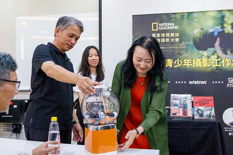 《國家地理》雜誌攝影師陳郁文(左)與緯創人文基金會執行長周文玲(右)位學員抽出獎項得主。(世新大學提供)