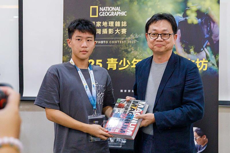 青少年攝影工作坊學員張同學獲得大獎攝影書《馬格蘭眼中的馬格蘭》。（世新大學提供）