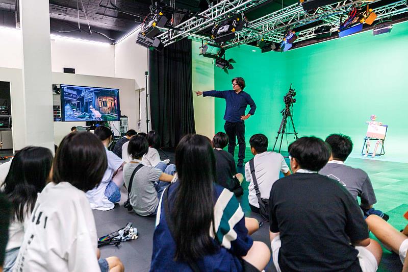 青少年攝影工作坊學員體驗世新大學智能攝製技術課程。(世新大學提供)