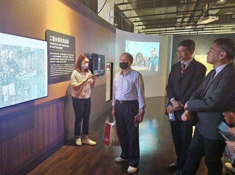 圖3 劉仕彩委員、何金樑主任、邱上嘉校長參觀六堆園區臺灣意象展
