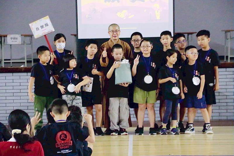 員林講堂與南華大學共推三好，兒童夏令營歡喜結營，進行頒獎儀式。