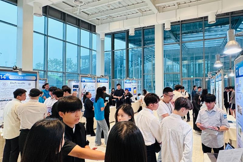 共善樓的開放式展演空間如同 Living Showcase，讓參賽隊伍交流經驗、彼此觀摩，激發更多創新火花。