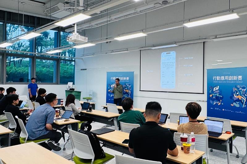 學生們使用 Apple 硬體為載具，於現場針對設計之軟體，進行展演、答辯及接受評選。