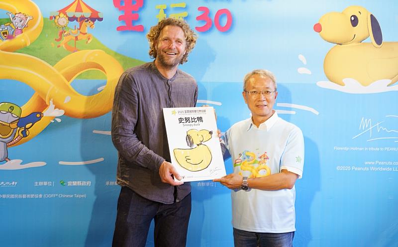 霍夫曼贈送親筆簽名的史努比鴨復製手稿給宜蘭縣政府典藏