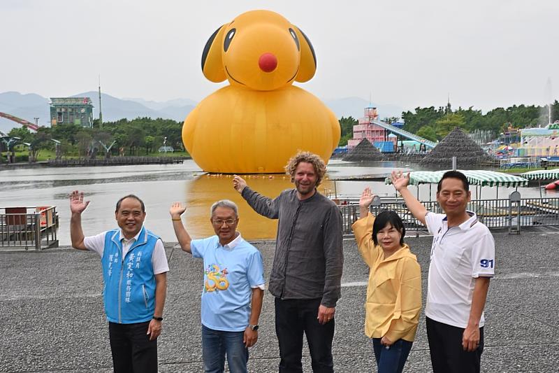 國際藝術家霍夫曼現身宜蘭童玩節  合體史努比鴨