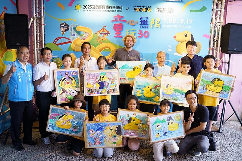 霍夫曼稱讚宜蘭縣成功國小美術班學生的史努比鴨畫作
