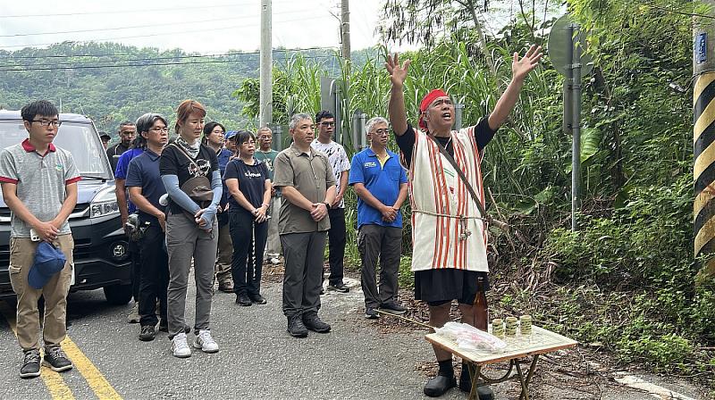 總頭目進行祈福儀式