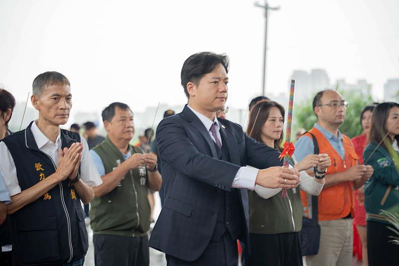代理市長邱臣遠上香祈褔工程順利。