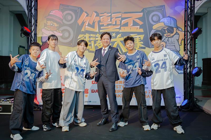 代理市長邱臣遠與「KGB The Hans」合影
