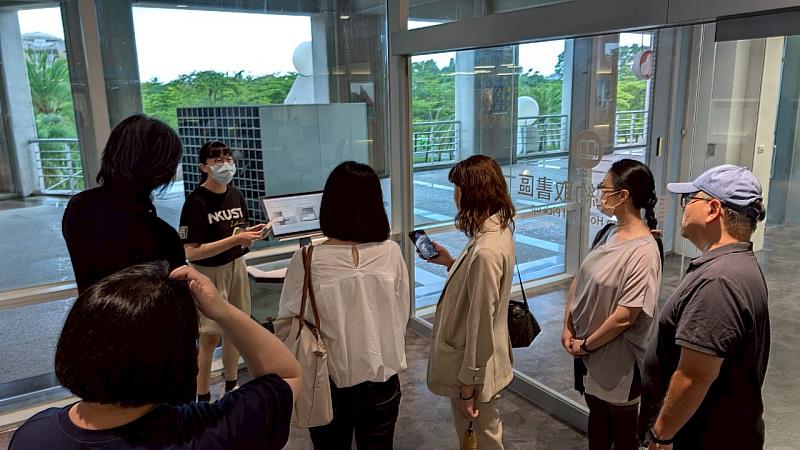 高科大第一校區圖書館同仁李芝儀向TAItech夥伴介紹全新借書設備。