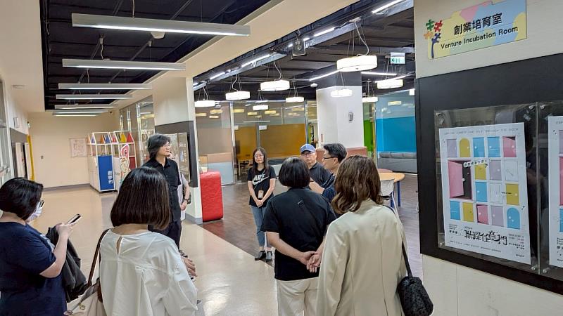 高科大創新創業教育中心薛博文主任為TAItech夥伴導覽。高科大Maker Space資源豐沛且完整是南部少有的創客基地。