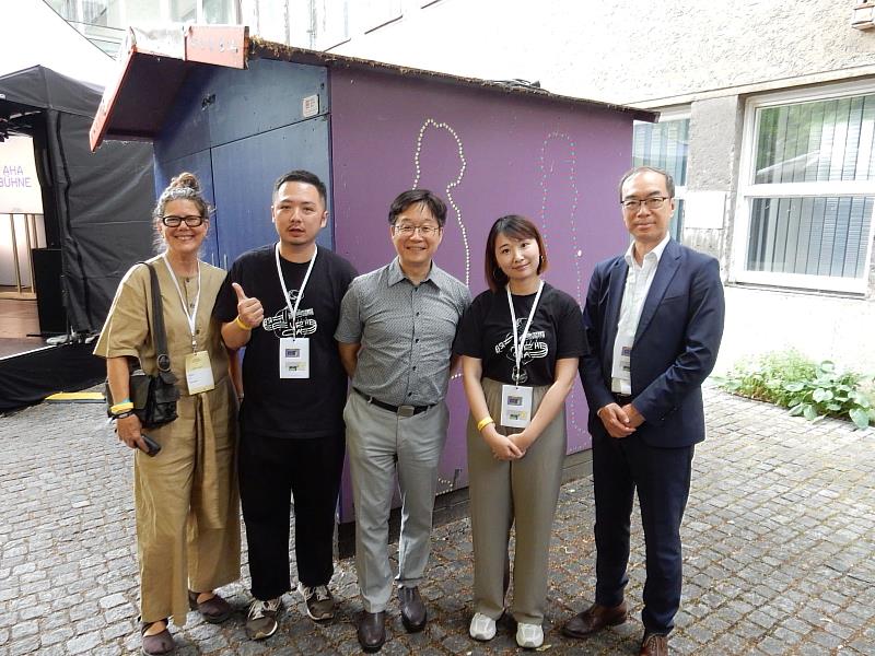 （右起）慕尼黑辦事處處長趙彥清、狠劇場團隊執行製作陳以臻、製作人洪珷、駐德文化組秘書袁光大、國際顧問Sasha Dees等合影（駐德文化組提供）