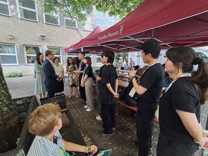 慕尼黑辦事處處長趙彥清向狠劇場團隊致意（駐德文化組提供）