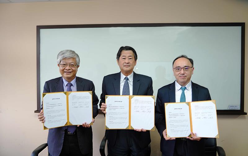 資策會MIC與臺大科技政策與產業發展研究中心（TPIDC）、數位轉型學院（DTI）簽署產學合作備忘錄（MOU），由資策會MIC所長洪春暉（右）、臺大科技政策與產業發展研究中心（TPIDC）主任陳忠仁（中）、數位轉型學院（DTI）院長詹文男代表三方簽署，三方將結合教學、產業經驗與研究能量，共同推動高階人才培育、深化專家交流。