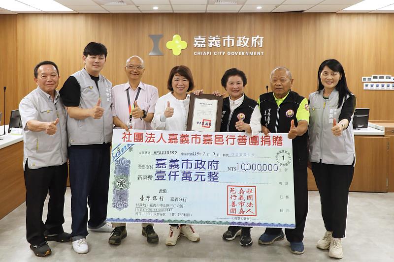 0_黃敏惠市長代表市府致贈感謝狀