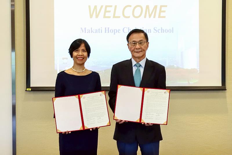 淡江大學與菲律賓馬加智嘉南學校簽約策略聯盟，由淡江大學校長葛煥昭（右）與菲律賓馬加智嘉南學校校長Marivic L. Daguio（左）代表簽訂策略聯盟協議書。（圖／淡江大學提供）