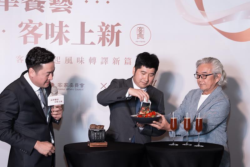 圖2 客委會邱星崴副主委展示柿餅沙拉搭配桔醬沙拉醬