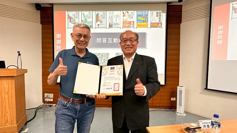★IEAT黃文榮秘書長(右)致贈和椿科技程天縱董事長(左)感謝狀。