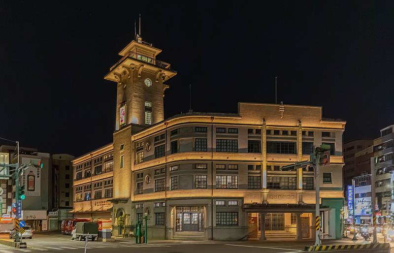 原臺南合同廳舍以光涵構，表現高塔垂直與廳舍水平融合的現代感簡潔建築特色。(臺南市文化資產管理處提供，攝影:泰墨創藝影像)
