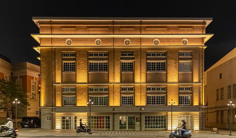 原臺南州會融合了西洋古典對稱構圖與日式當代建築風格，透過燈光編程演出，在動靜間展現層次美感。(臺南市文化資產管理處提供，攝影:泰墨創藝影像)