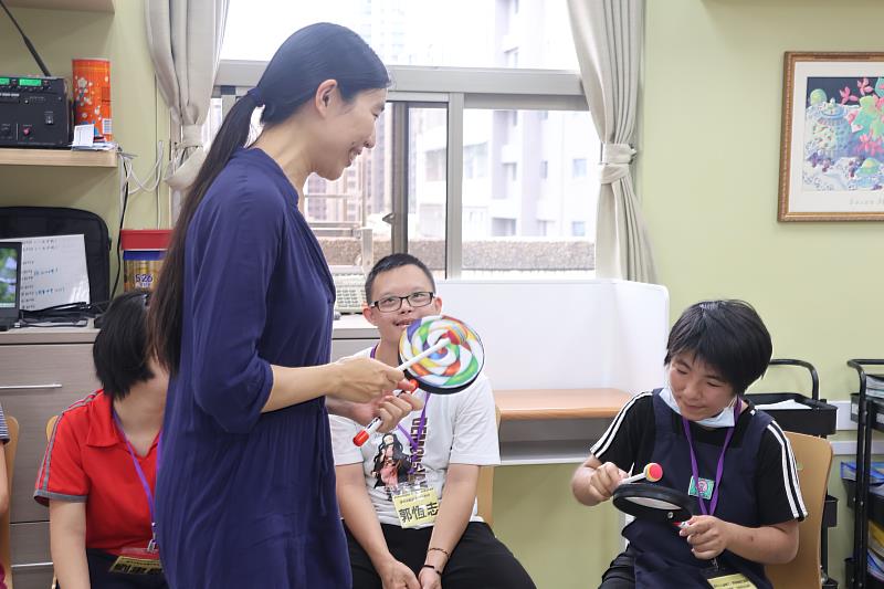 伊甸新莊幸福小作所開辦「音樂輔療課程」，讓學員們透過敲奏樂器，享受合奏的樂趣與成就感。
