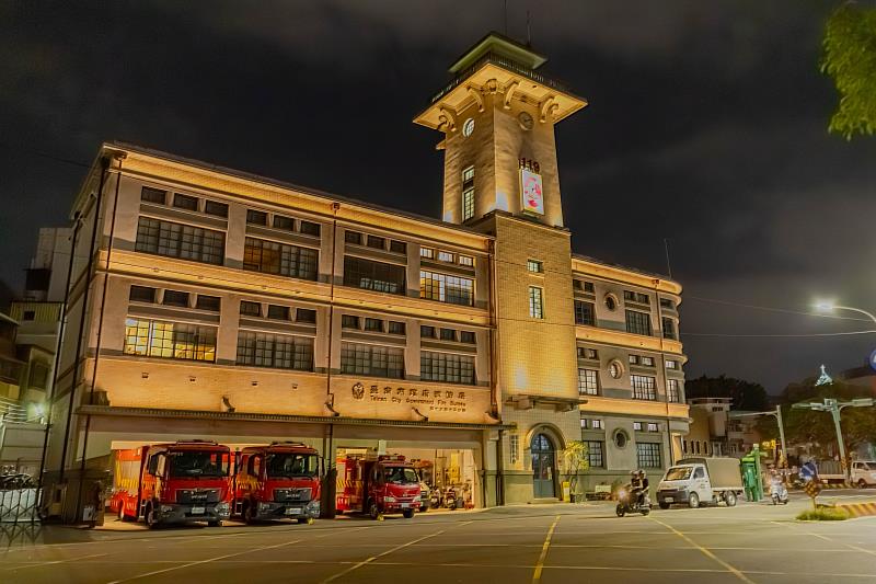 廊道與庭院沐光而生，在和式建築「間MA」的紋理中生成一種親近感受。(臺南市文化資產管理處提供，攝影:泰墨創藝影像)