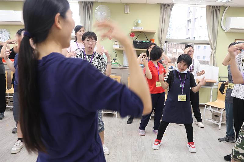 具身心障礙教學經驗的音樂治療師丁昱竹，針對新莊幸福小作所學員能力規劃、設計音樂課程。