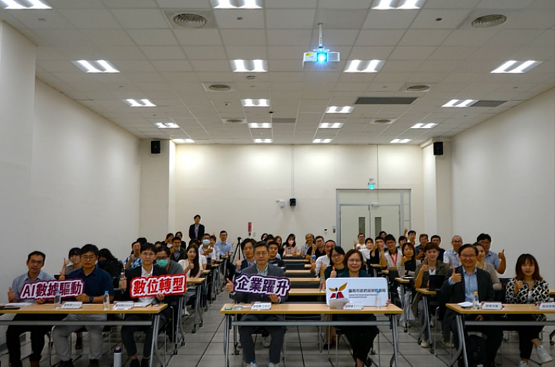 「114年產業數位轉型應用計畫」透過數位轉型輔導,協助業者選擇適合的數位工具,擴大企業數位應用,推動臺南市產業數位轉型。