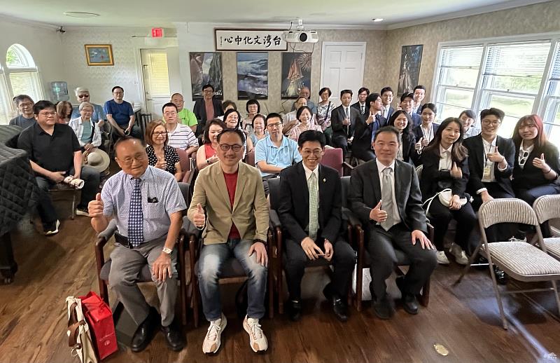 僑委會副委員長阮昭雄、文教中心主任黃正杰及12位來自臺灣參加搭僑計畫的學生到臺灣文化中心參訪，與僑務委員簡明子及中心理事長黃泰郎等合影