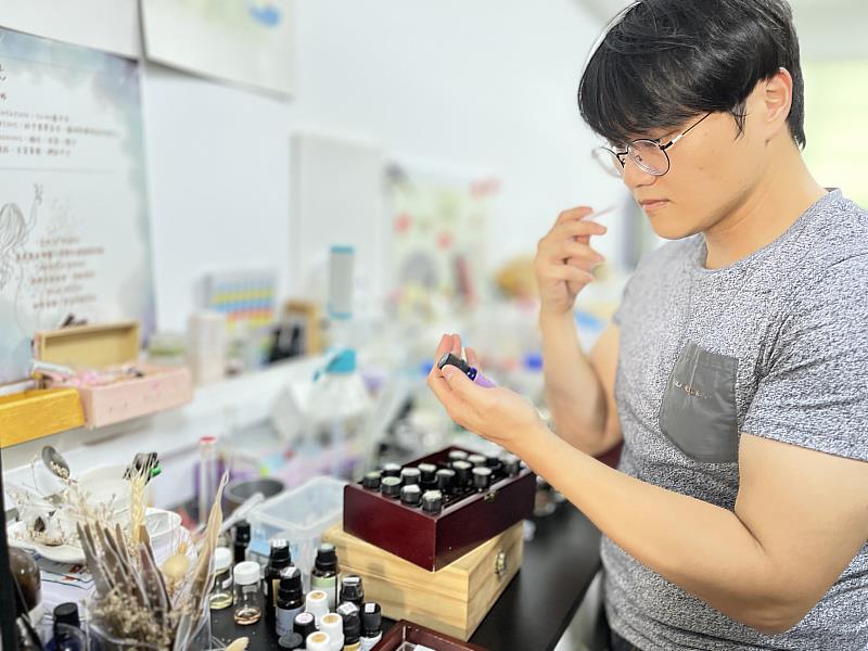 陳晁嘉憑藉著對精油的熱情與敏銳的嗅覺，考取NAHA國際芳療高階證照