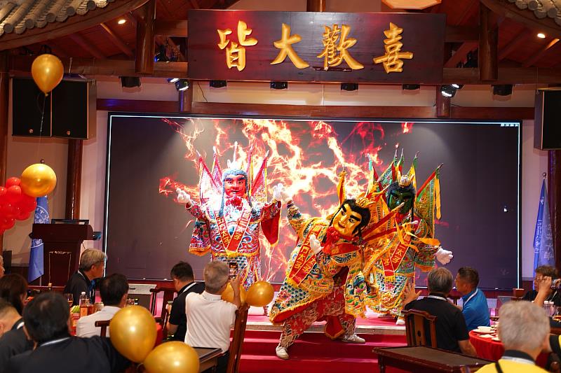 年會開場由電音三太子震撼登場,在炫彩LED燈光陪襯下,以現代電音結合傳統民俗,瞬間點燃現場熱情。
