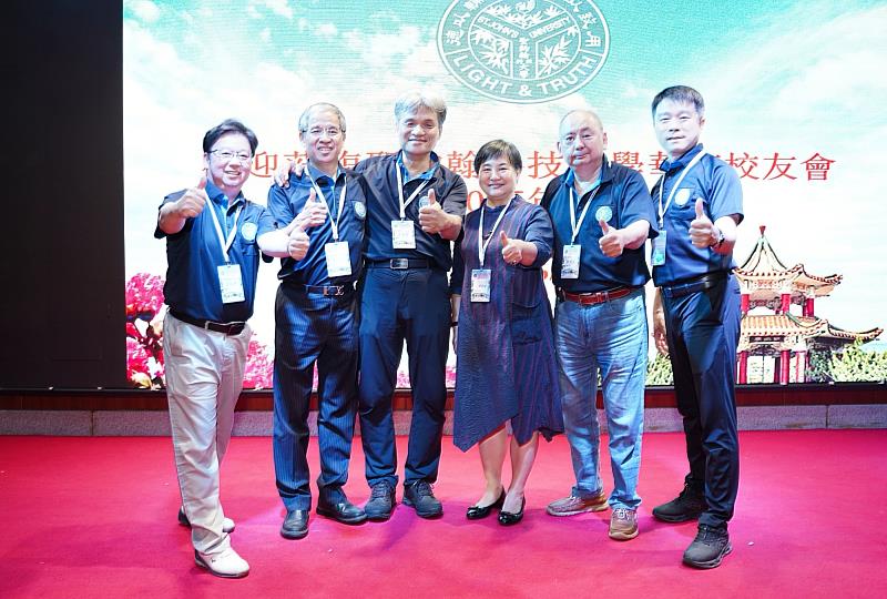 現場嘉賓雲集、氣氛熱絡。左起：傑出校友吳昭慶學長、唐彥博校長、華南王崇守會長、林楷明學長夫人、傑出校友林楷明學長及華東廖勇凱會長。