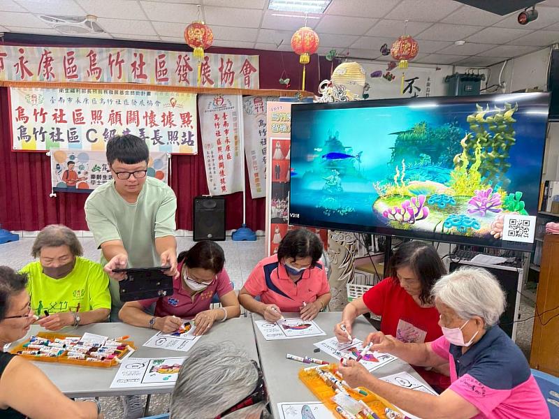 樂活學程攜手永康社大辦理科技互動體驗，長輩參與「AR彩繪水族箱」活動
