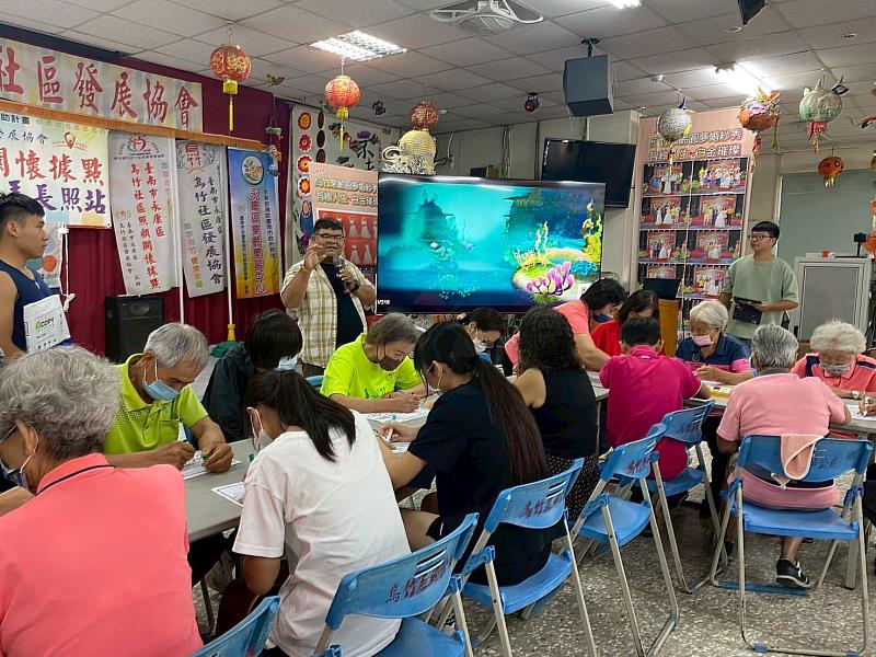 永康社大葉政忠主任說明AI科技在健康照護上的使用