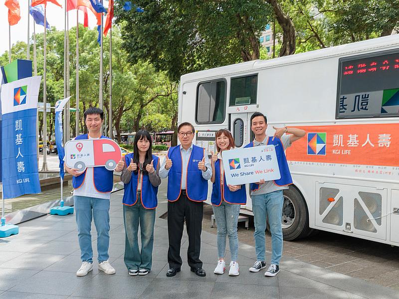 圖說：凱基人壽連續十年舉辦捐血活動，蘇錦隆執行副總(中)與同仁一同挽袖捐熱血、展愛心。