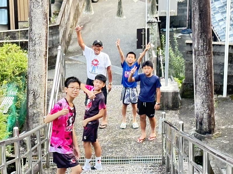 花岡小學「花岡 Victory 8」交流賽，賽後中日全體隊職員及家長合影留念。