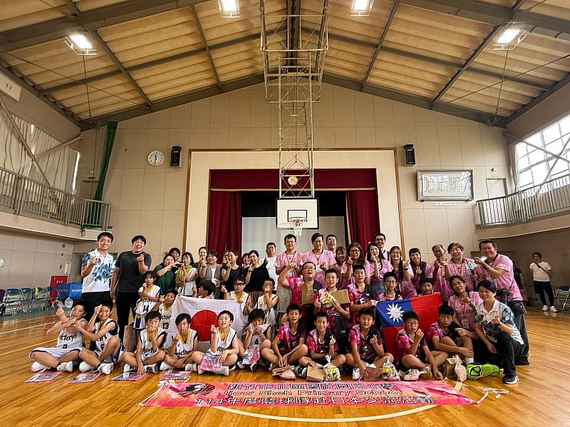 花岡小學「花岡 Victory 8」交流賽，賽後中日全體隊職員及家長合影留念。