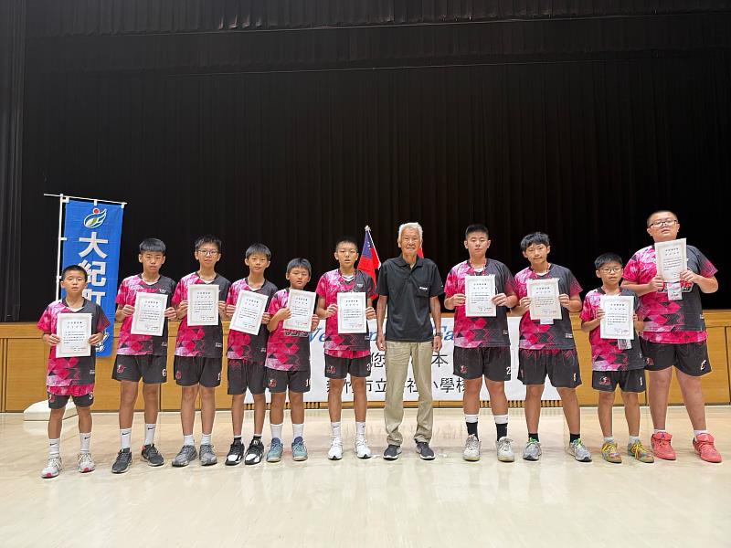大紀町觀光協會奧川會長頒發交流證書給予球員。