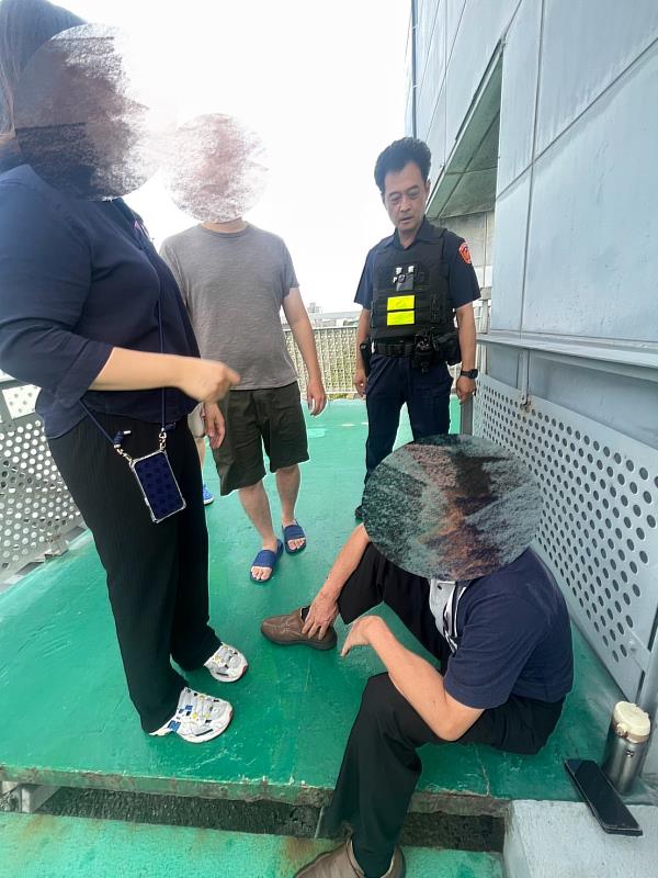在員警與其家人耐心勸說之下，最終順利說服男子返家休息