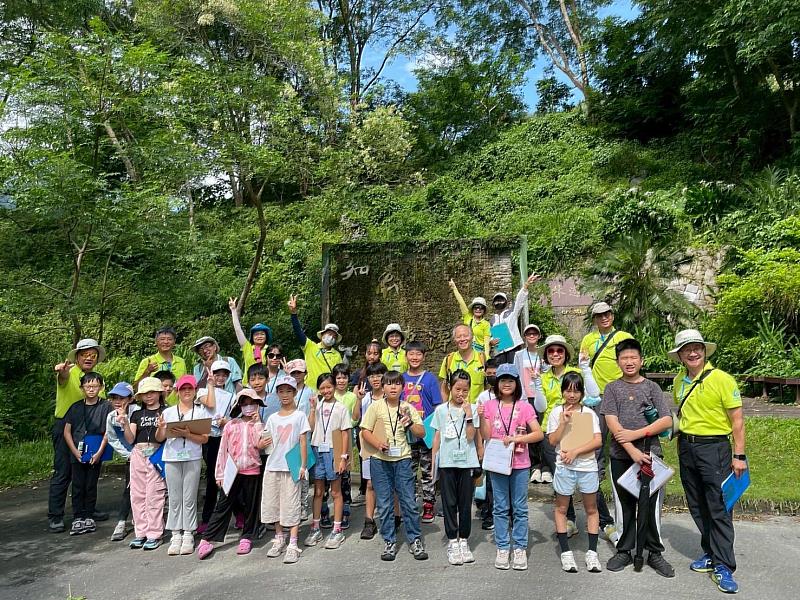 小小志工們於知本自然教育中心前水鹿家族處大合照