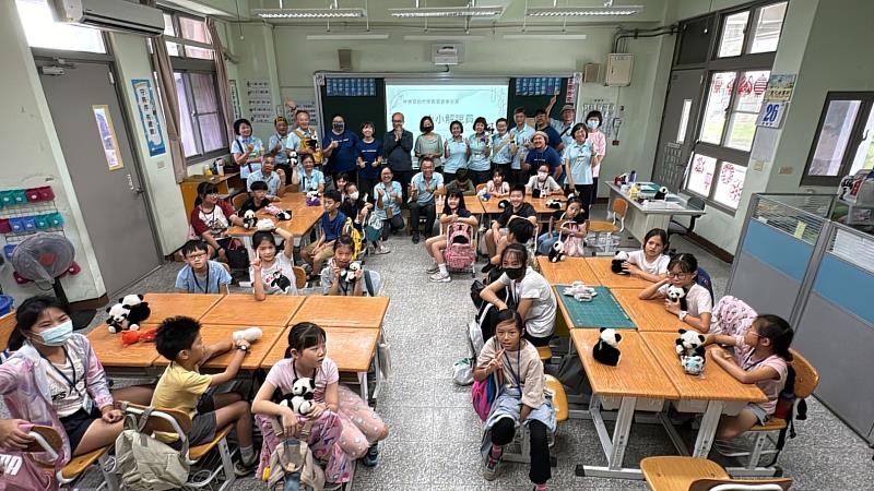 7月7日小小志工營開訓，臺東分署與小小志工們大合照