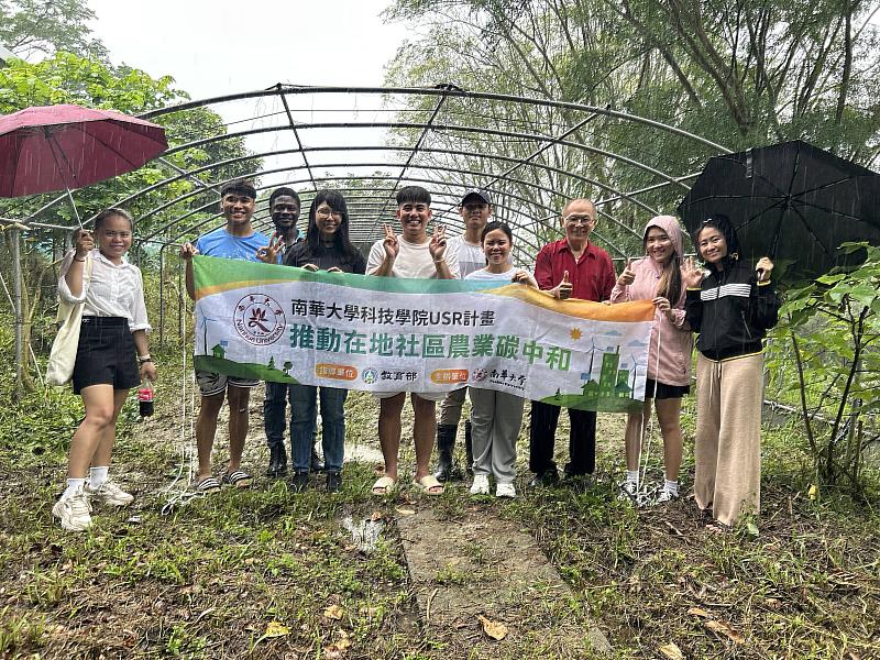 南華大學科技學院USR計畫團隊進行油菊栽種實驗，師生合影。
