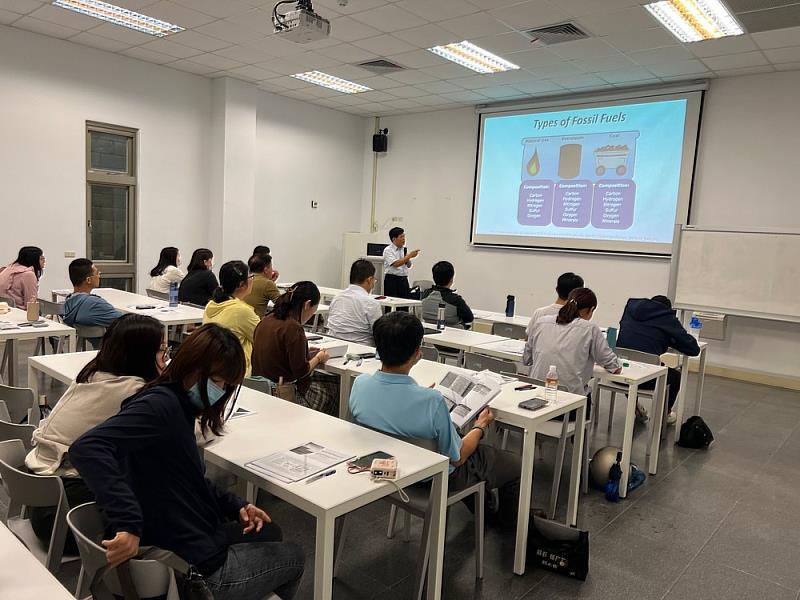 潔綠永續創新研究中心萬騰州主任講授綠色能源應用與效益分析課程