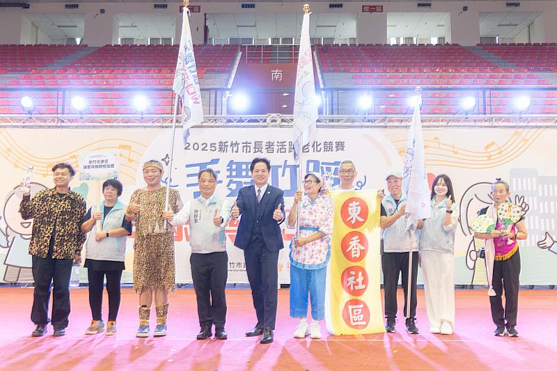 邱臣遠代理市長為3支晉級北區競賽隊伍頒發獎盃及授旗。