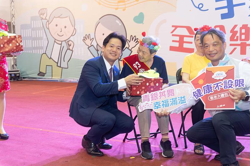 邱臣遠代理市長與長輩們合影。