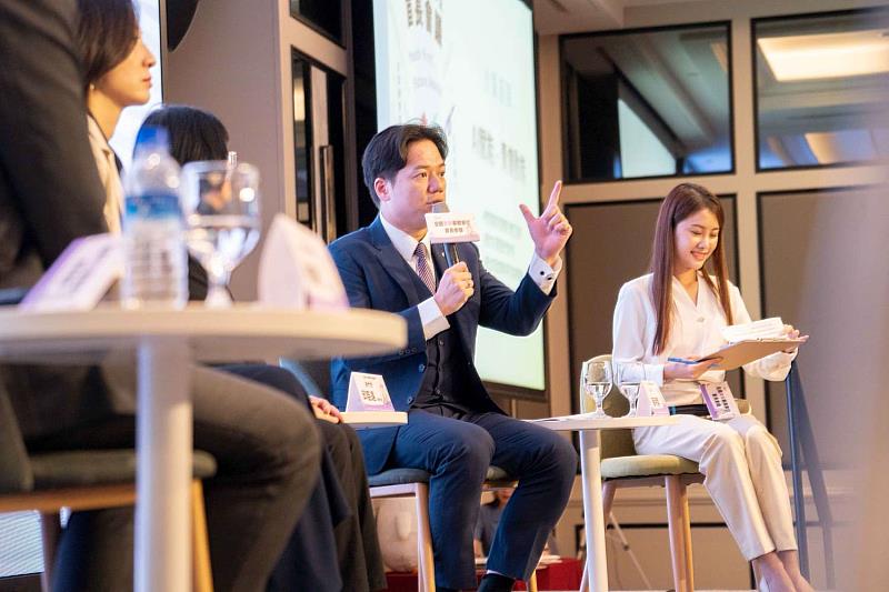 代理市長邱臣遠出席沙龍座談，暢談青年政策。