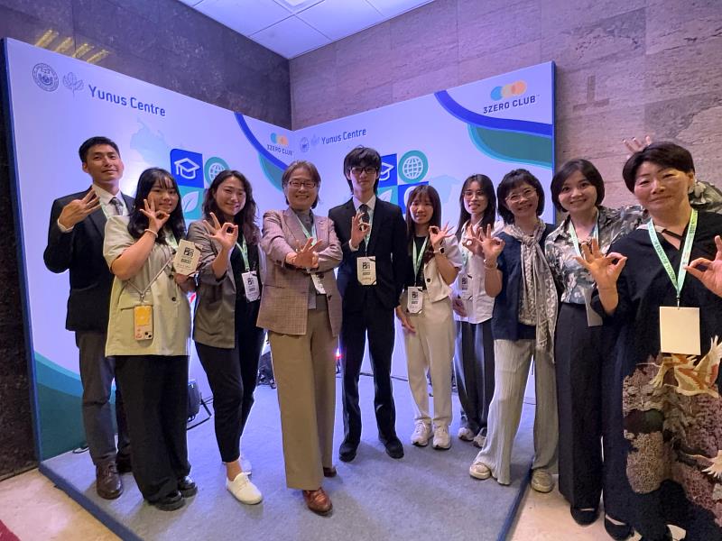 台灣尤努斯基金會董事長蔡慧玲(左四)率台灣代表團參與三零社團大會。
